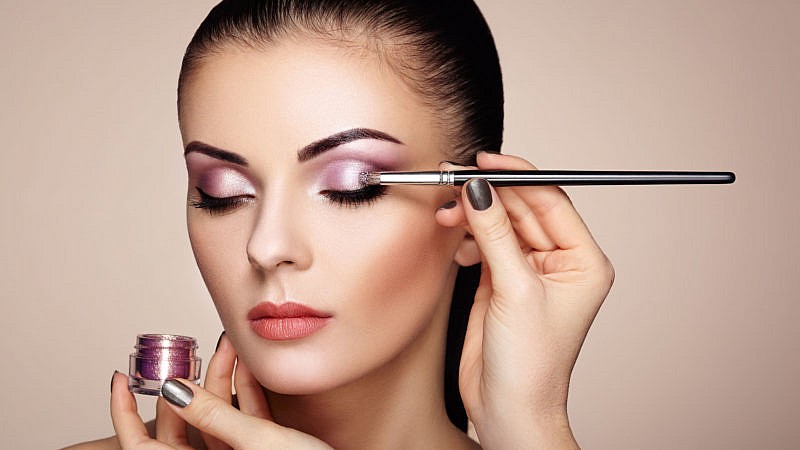 HOW TO APPLY EYE SHADOW ACCORDING TO EXPERTS 