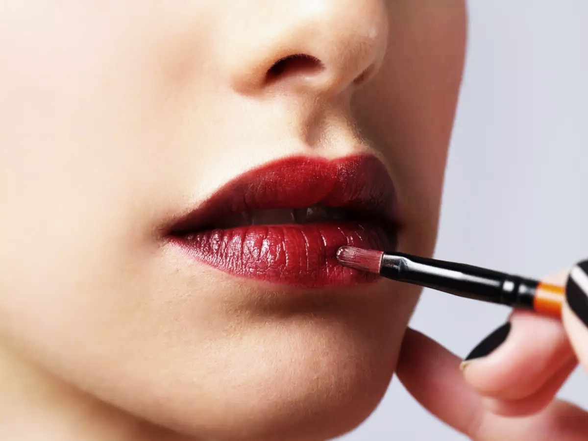 How to apply a liquid lipstick